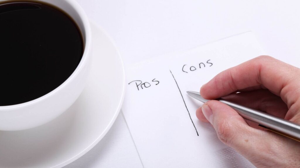 pros y contras de contratar un redactor SEO freelance o interno