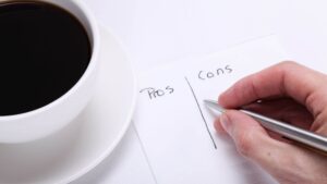 pros y contras de contratar un redactor SEO freelance o interno